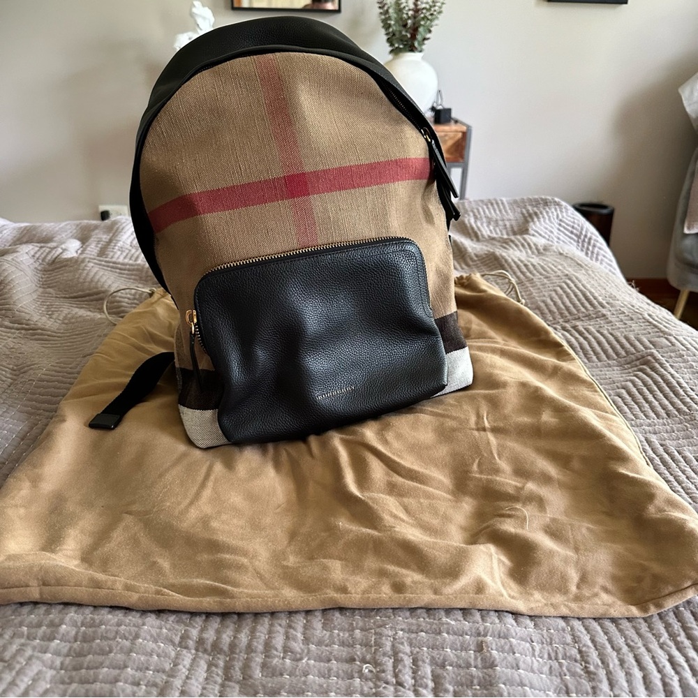 Burberry London Mega Check Plaid
Leather Abbeydale Backpack Camel Black Canvas